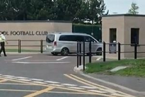 😂亿元强援进门了！载维尔茨的车辆已驶入利物浦基地，官宣在即图片